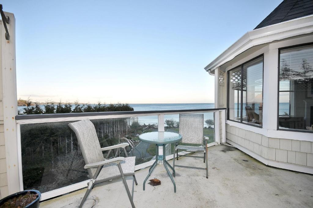The Lodge At Weir'S Beach Metchosin エクステリア 写真